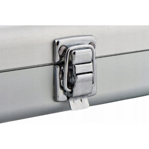 Zbliżenie na zamek i zawiasy srebrnego futerału Point – eleganckie detale aluminiowe